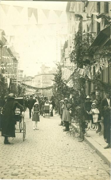 null 53 CARTES PHOTOS: Diverses. Dont "Kermesse rue de l'Hôpital (Ville ?), Militaria,...