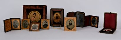 null PHOTOGRAPHS

Lot of 6 ambrotypes representing portraits in gilt metal frames...