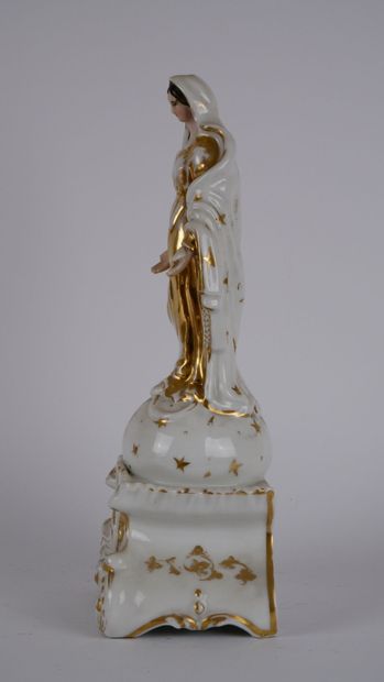 null PARIS. 

Vierge en majesté en porcelaine polychrome et or, sur un socle rocaille...