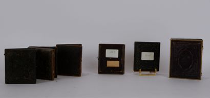null PHOTOGRAPHS

Lot of six daguerreotypes representing portraits. Some in embossed...