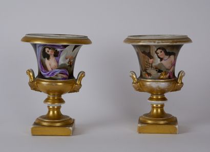 null PORCELAINE DE PARIS

Paire de vases Médicis à décor doré et polychrome représentant...