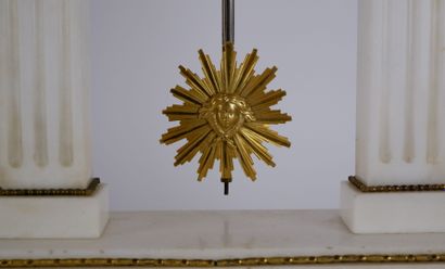 null Pendule portique en marbre blanc et bronze doré, le cadran en émail et bronze...