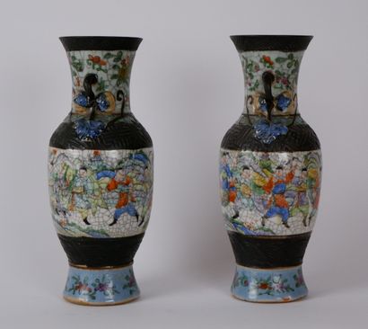 null CHINE, Nankin

Paire de petits vases en porcelaine à décor polychrome sur fond...