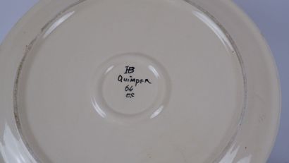 null QUIMPER Manufacture HB. 

Un plat à gâteau et sa pelle en faïence à décor de...