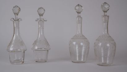 null Lot de verrerie comprenant : 

Deux burettes en cristal à décor gravé de bouquet...