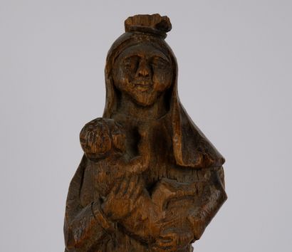 null Sculpture en bois représentant la Vierge à l'enfant. 

Travail dans le goût...
