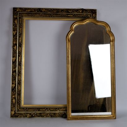 null Lot comprenant : 

Un miroir en bois doré le fronton chantourné. Dimensions :...