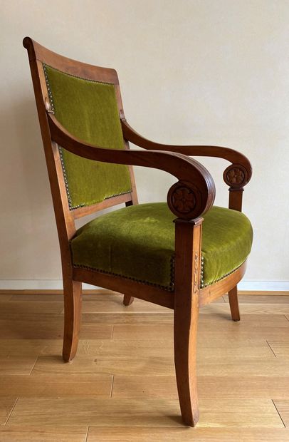 null Mahogany armchair with straight back, scrolled armrest, resting on four sabre...