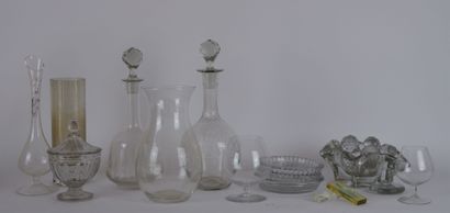 null Lot de verrerie comprenant 

Deux carafes en verre à décor gravé de fleurs,...