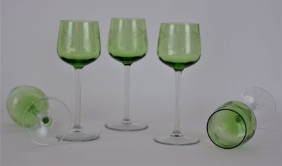 null Suite de cinq verres à vin d'Alsace en cristal taillé et teinté vert à décor...