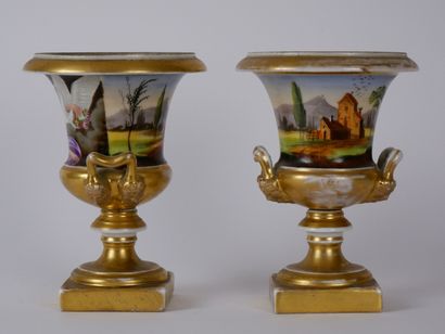 null PORCELAINE DE PARIS

Paire de vases Médicis à décor doré et polychrome représentant...
