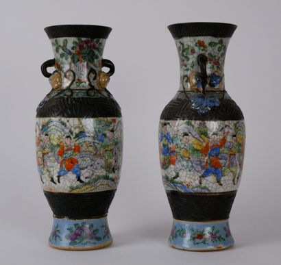 null CHINE, Nankin

Paire de petits vases en porcelaine à décor polychrome sur fond...