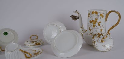 null Service à café en porcelaine blanche à décor doré de branchages en fleurs comprenant :...