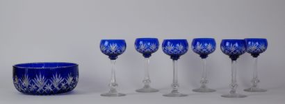 null Suite de six verres à vin d'Alsace en cristal de Bohème taillé et teinté bleu...