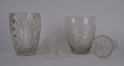 null Lot de 4 vases en verre dont un en cristal taillé à décor de fleurs et de croisillons....