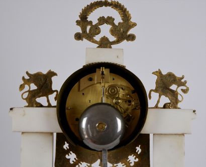 null Pendule portique en marbre blanc et bronze doré, le cadran en émail et bronze...
