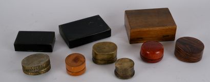 null Lot de petites boites diverses et dépareillées en bois et métal dont deux en...