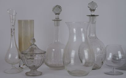 null Lot of glassware including 

Two glass decanters with engraved flowers, with...