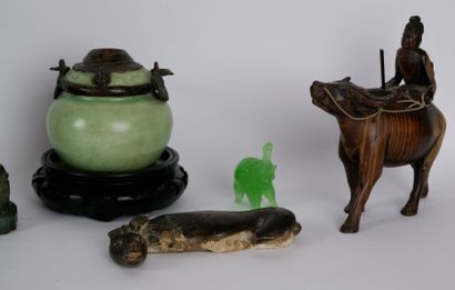 null Lot d'objets asiatiques de décoration comprenant : 

Un bouddha les bras levés...