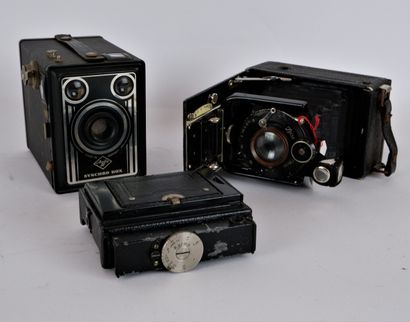 null PHOTOGRAPHS

Lot of cameras including : 

KODAK Automatic Patents pending, Eastman...