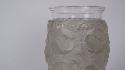 null LALIQUE France

Vase modèle "Bagatelle" en verre moulé pressé, à décor de moineaux...