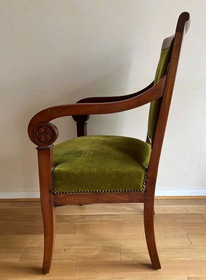 null Mahogany armchair with straight back, scrolled armrest, resting on four sabre...