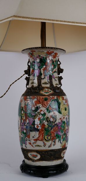 null CHINE, Nankin

Vase balustre en porcelaine à décor polychrome de cavaliers dans...
