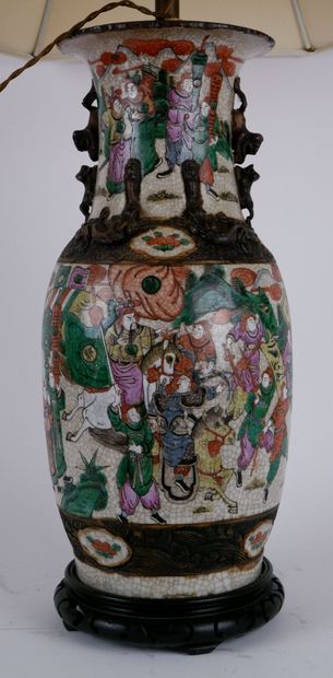 null CHINE, Nankin

Vase balustre en porcelaine à décor polychrome de cavaliers dans...