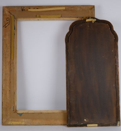 null Lot including : 

A gilded wooden mirror with a scrolled pediment. Dimensions:...