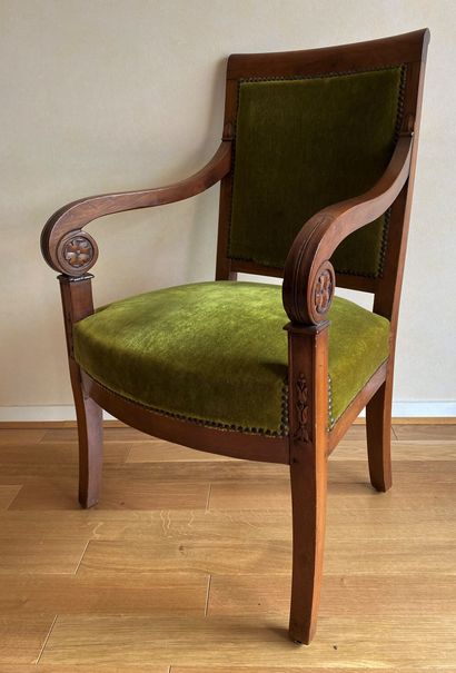 null Mahogany armchair with straight back, scrolled armrest, resting on four sabre...