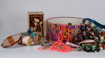 null Lot de bijoux fantaisie comprenant : des colliers, des bagues, des bracelets,...