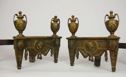 null Paire de chenets en bronze à patine naturelle à décor de vases couverts à l'Antique...