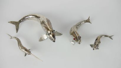 null Suite de quatre poissons articulés en argent (915/1000e), les yeux en verre...