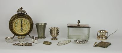 null Lot d'objets en argent et métal argenté comprenant : 

Deux salerons en verre...