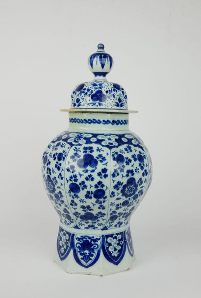 null DELFT :

Vase balustre couvert en faïence à décor en camaïeu bleu d'un semis...