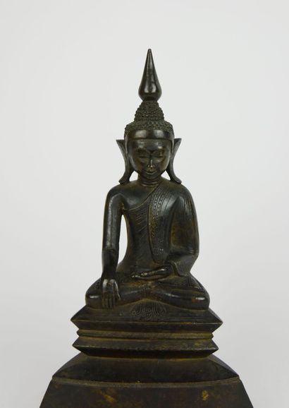 null THAILANDE :

Ensemble de deux bouddhas en bronze à patine brune, l'un assis...
