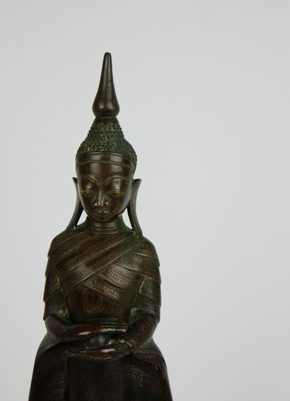 null THAILANDE :

Ensemble de deux bouddhas en bronze à patine brune, l'un assis...
