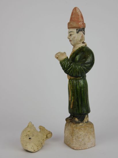 null CHINE :

Statuette d'un personnage au chapeau en terre cuite partiellement vernissée...