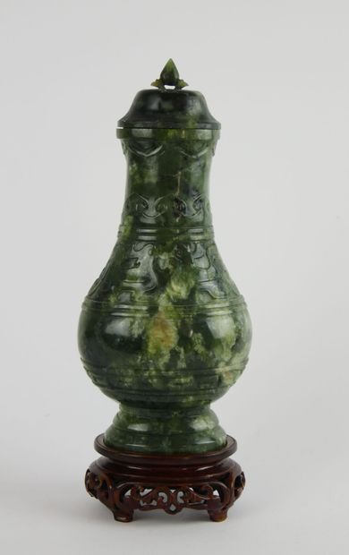 null CHINE :

Vase balustre et son couvercle en jade vert épinard à décor sculpté...