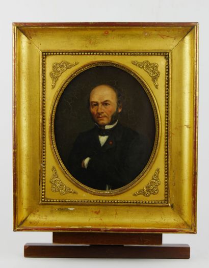 null Ecole française du XIXème siècle 

Portrait d'homme de qualité croisant les...