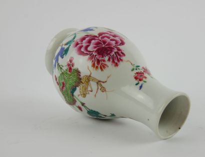 null CHINE :

Petit vase balustre en porcelaine à décor polychrome aux émaux de la...