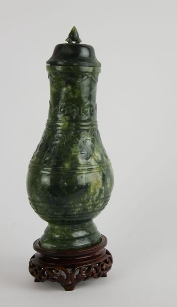 null CHINE :

Vase balustre et son couvercle en jade vert épinard à décor sculpté...