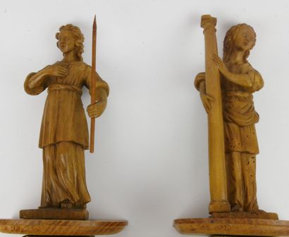 null Deux sculptures en bois fruitier formant pendant représentant deux Saintes représentées...