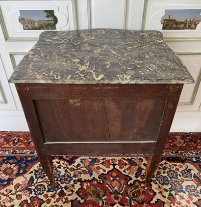 null Petite commode d'entre-deux à façade galbée en placage de bois de rose dans...