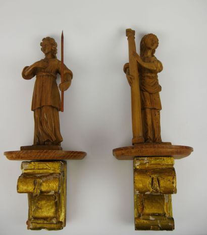 null Deux sculptures en bois fruitier formant pendant représentant deux Saintes représentées...