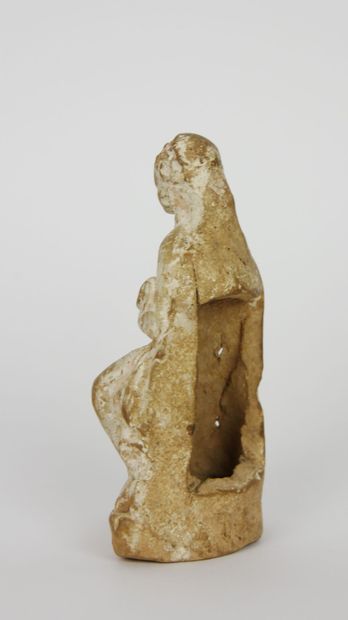 null Sculpture en terre cuite représentant un enfant sur un rocher. Grande Grèce,...