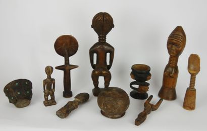 null Lot d'objets d'arts africain en bois, souvenirs de voyage, comprenant des figures...
