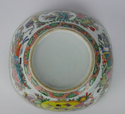 null CHINE (Canton) :

Coupe creuse à bords festonnés en porcelaine à décor polychrome...
