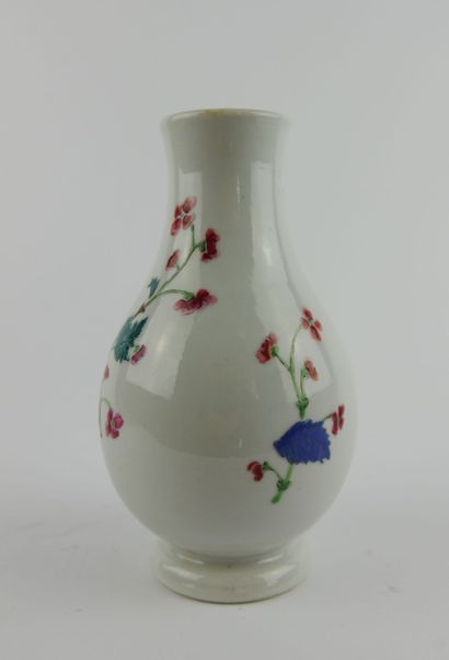 null CHINE :

Petit vase balustre en porcelaine à décor polychrome aux émaux de la...