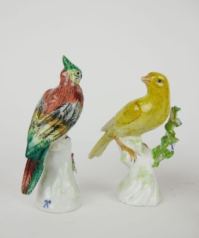 null Suite de quatre oiseaux en porcelaine à décor polychrome au naturel. 

Travail...